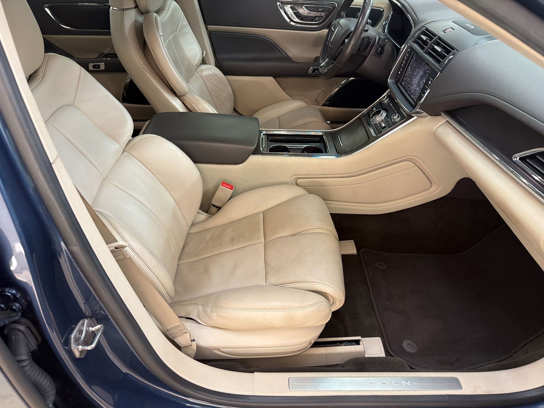 Used 2019 Lincoln Continental Select w/ Continental Climate Package FWD image 26