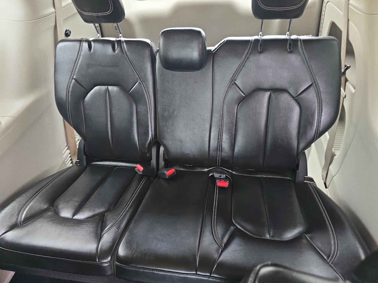 Used 2023 Chrysler Pacifica Touring-L FWD image 13