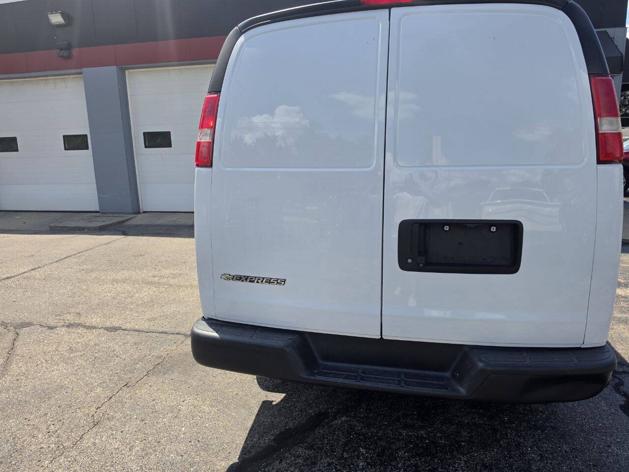 Used 2018 Chevrolet Express 2500 w/ Driver Convenience Package RWD image 4