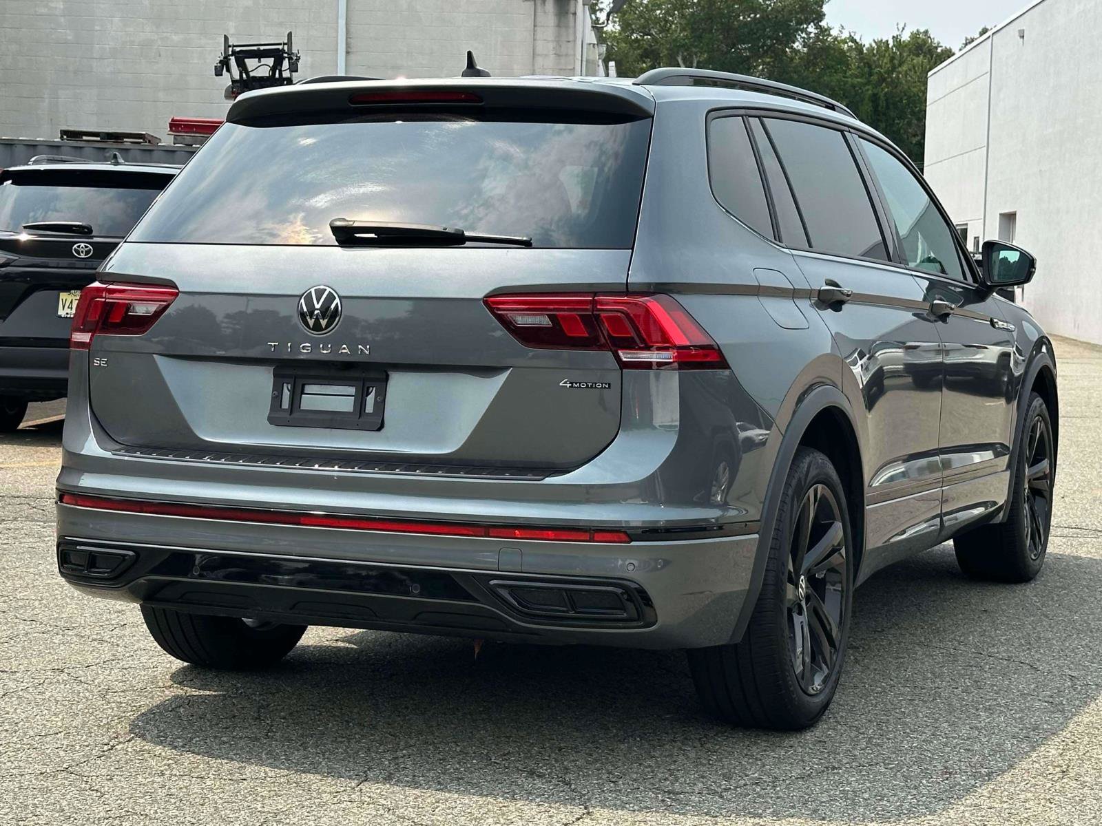 Certified 2023 Volkswagen Tiguan SE R-Line AWD/4WD image 3