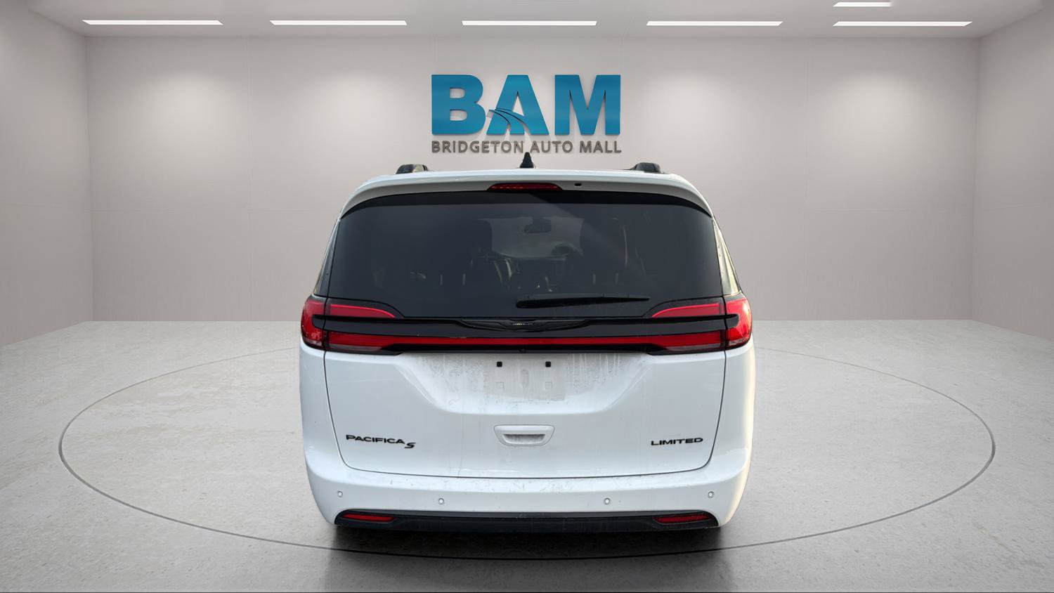 Used 2025 Chrysler Pacifica Limited image 6