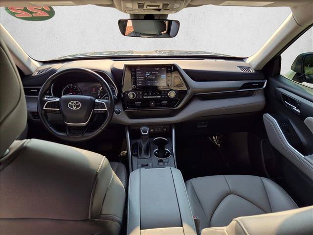 Used 2022 Toyota Highlander XLE FWD image 17
