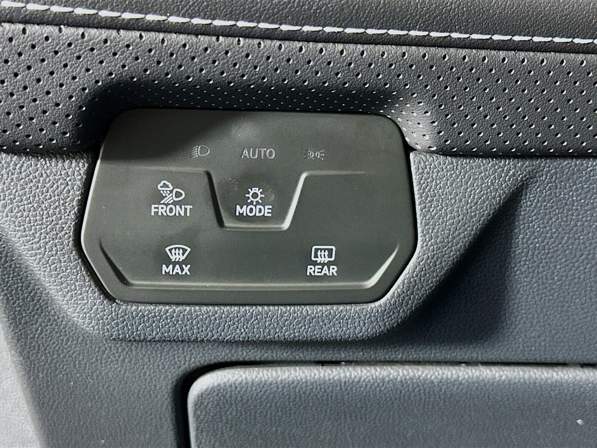 Used 2024 Volkswagen Atlas SE image 17