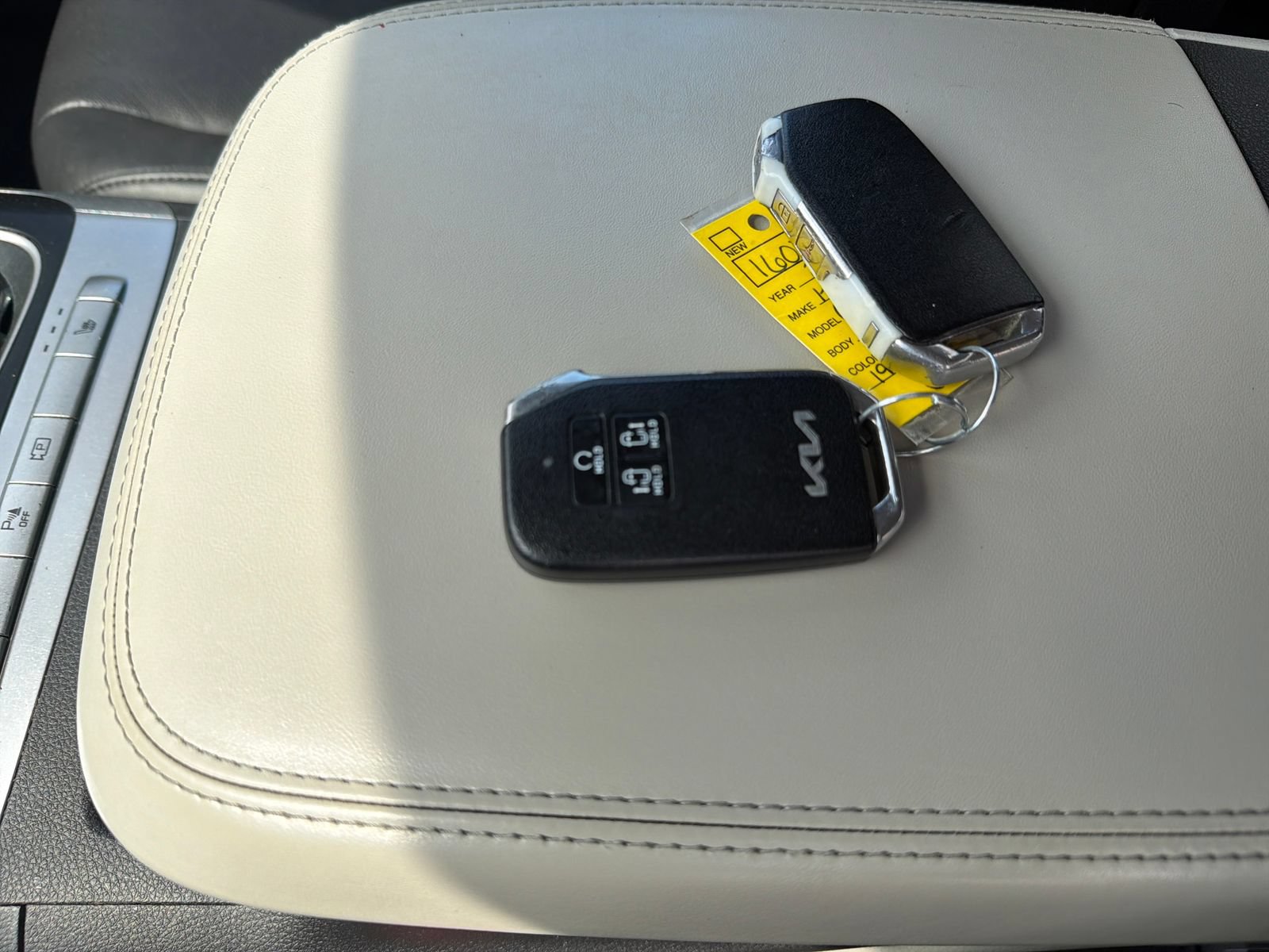 Used 2023 Kia Carnival LX FWD image 30