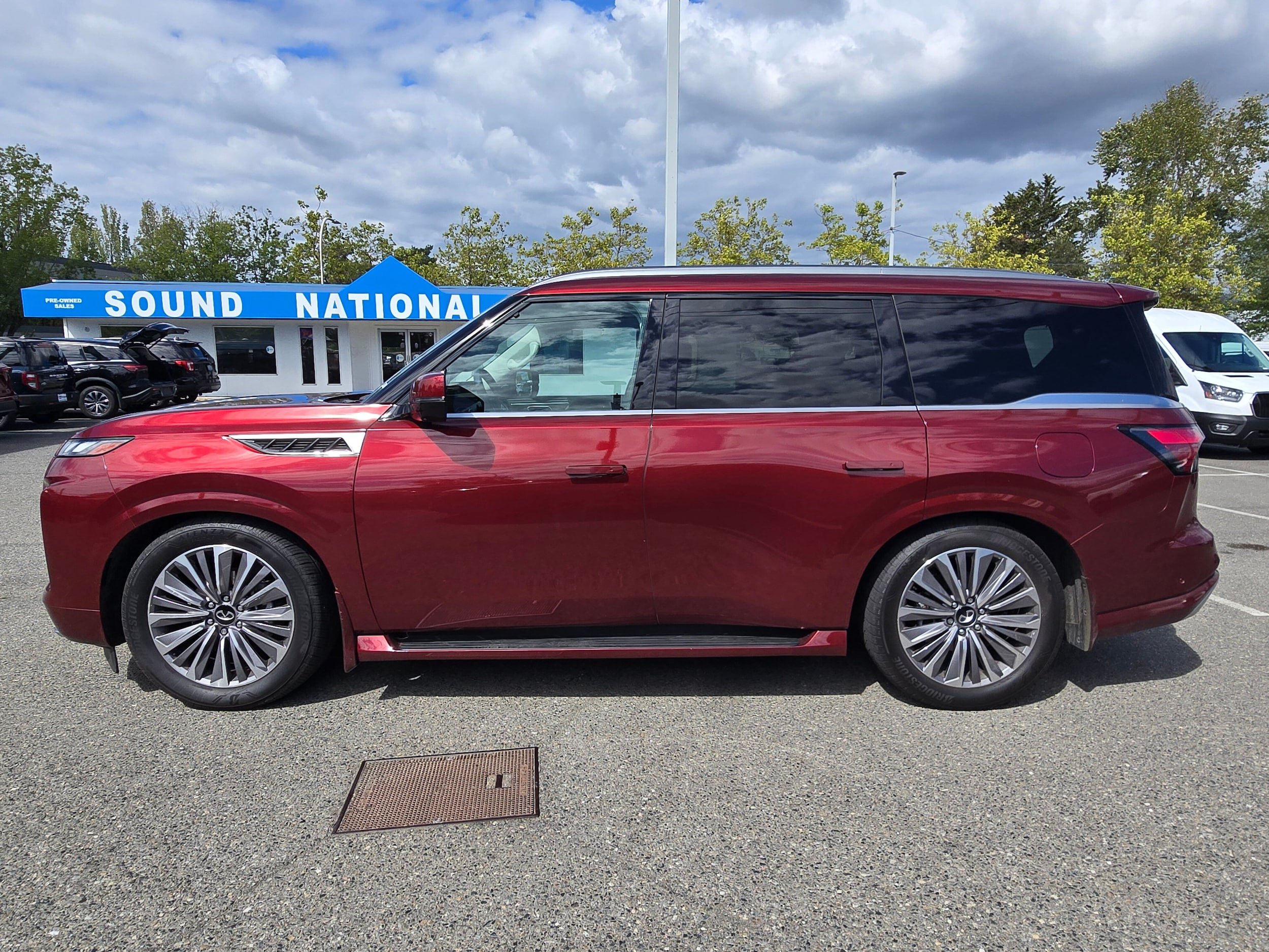Used 2025 INFINITI QX80 Luxe AWD/4WD image 2