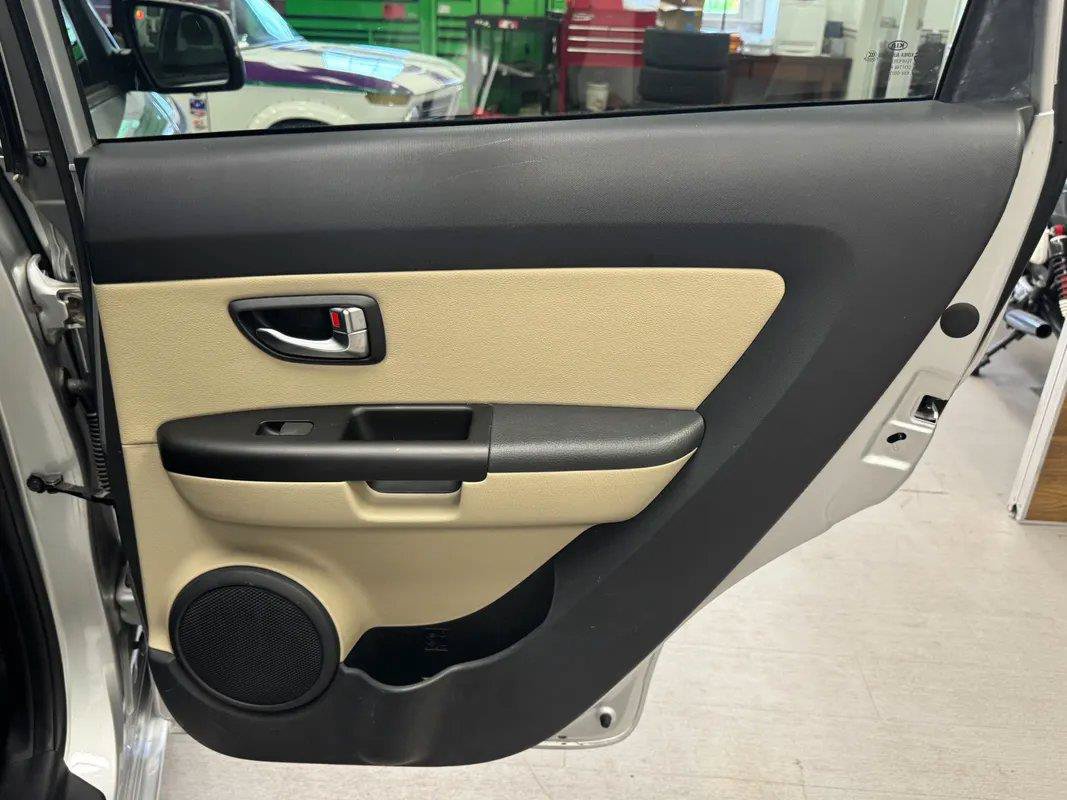 Used 2012 Kia Soul ! FWD image 26