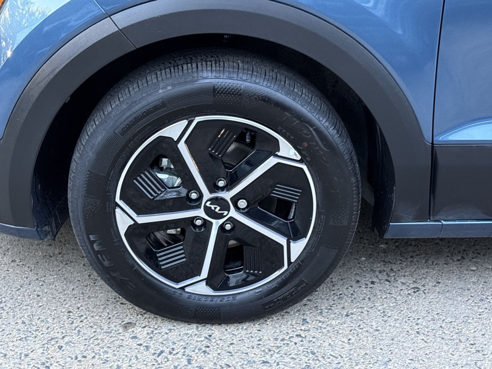 Used 2025 Kia Niro EX FWD image 13
