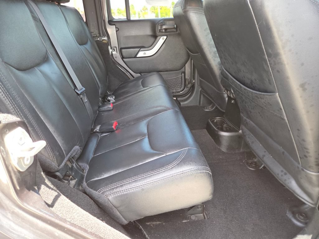 Used 2017 Jeep Wrangler Unlimited Sahara w/ Connectivity Group AWD/4WD image 19