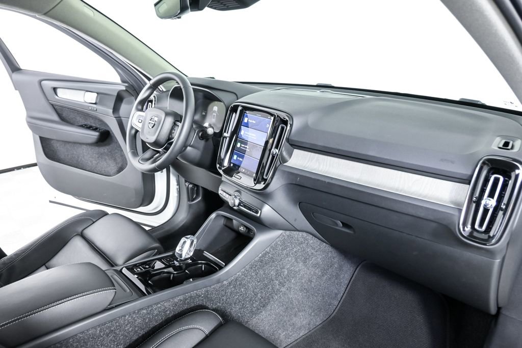 Certified 2025 Volvo XC40 B5 Plus image 25