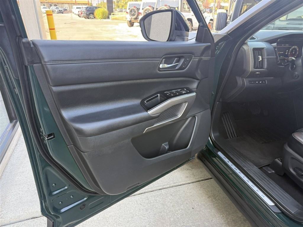 Used 2023 Nissan Pathfinder Platinum AWD/4WD image 16