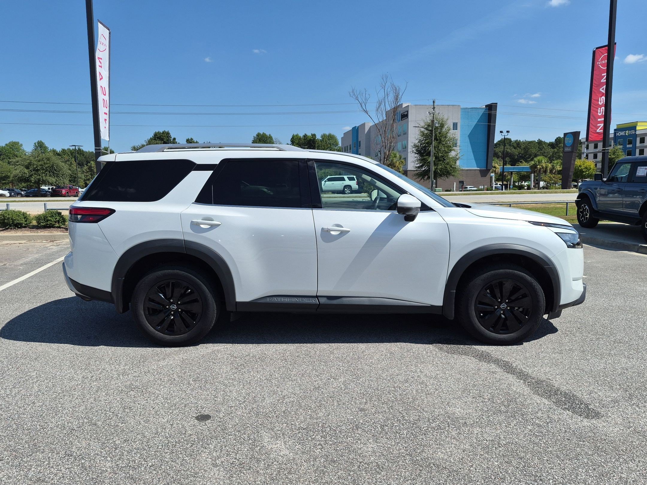 Certified 2025 Nissan Pathfinder SL AWD/4WD image 2