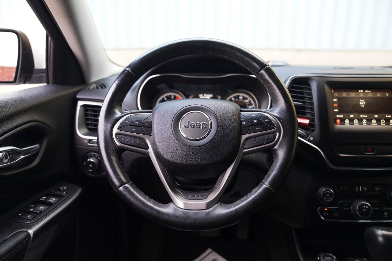 Used 2019 Jeep Cherokee Latitude Plus w/ Cold Weather Group AWD/4WD image 40