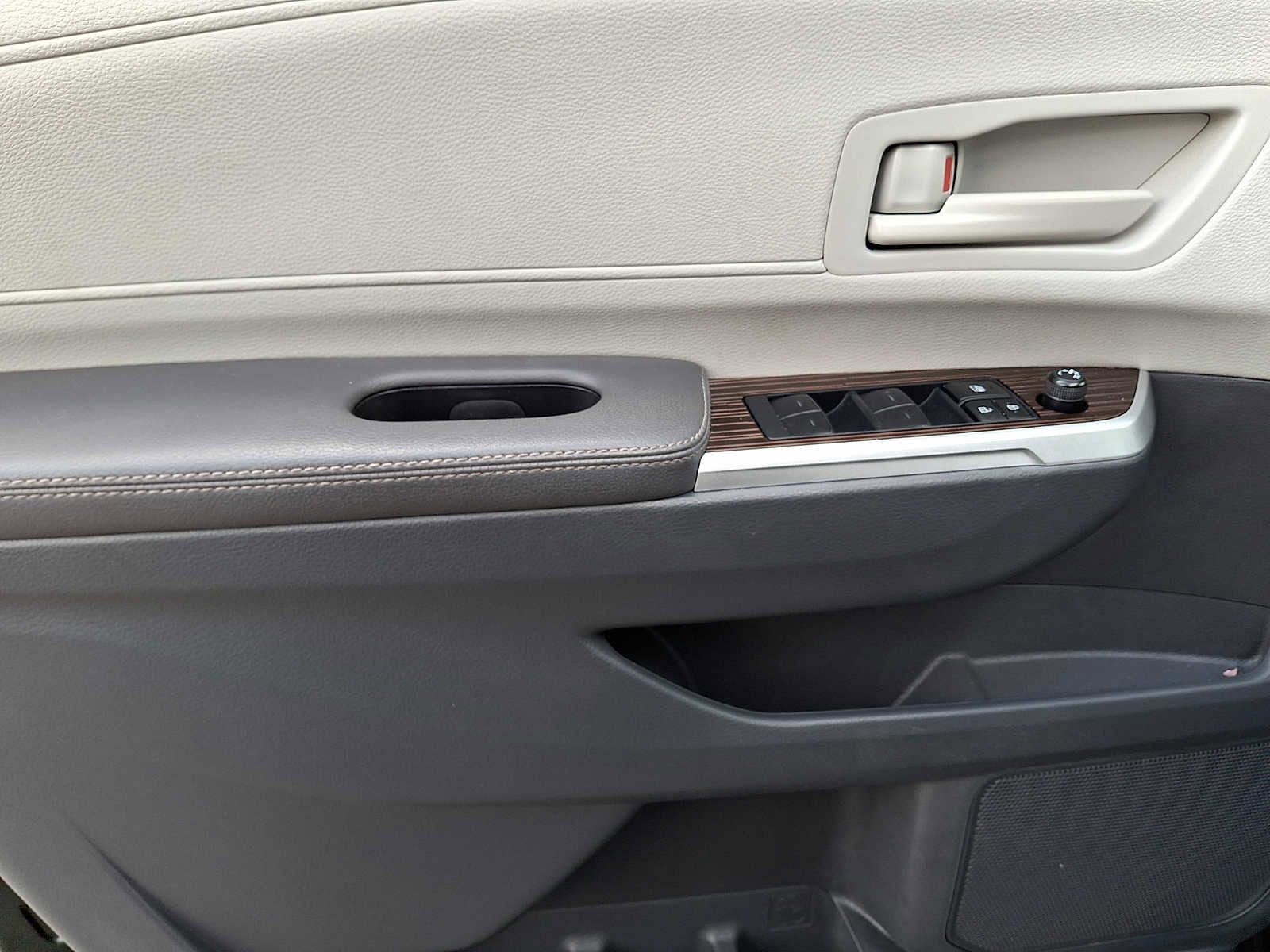 Used 2023 Toyota Sienna LE AWD/4WD image 9
