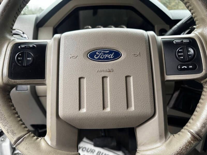 Used 2010 Ford F250 Lariat image 13