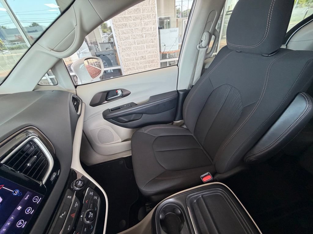 Used 2018 Chrysler Pacifica Touring Plus FWD image 39
