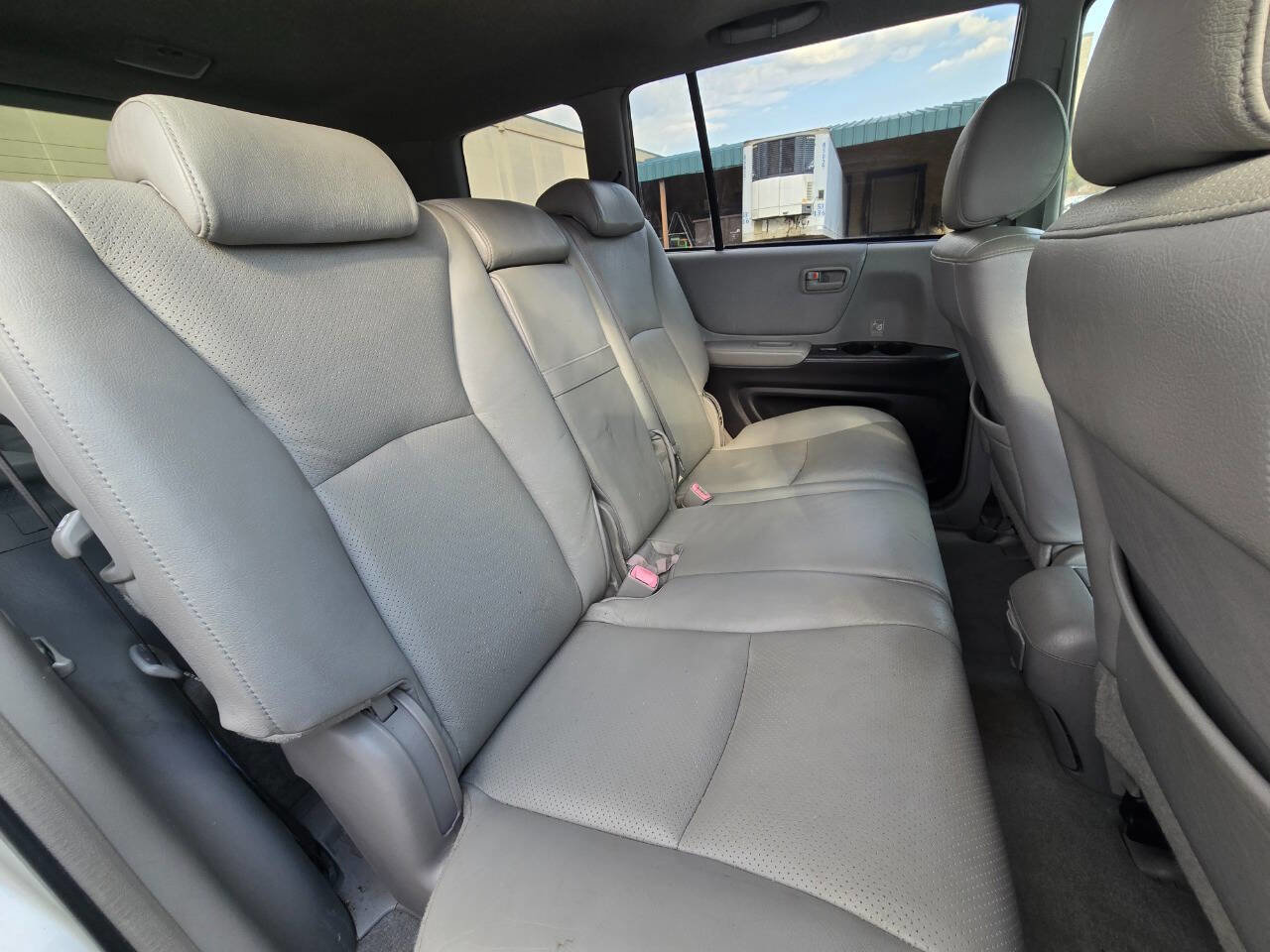 Used 2005 Toyota Highlander 2WD V6 w/ 3rd Row image 30