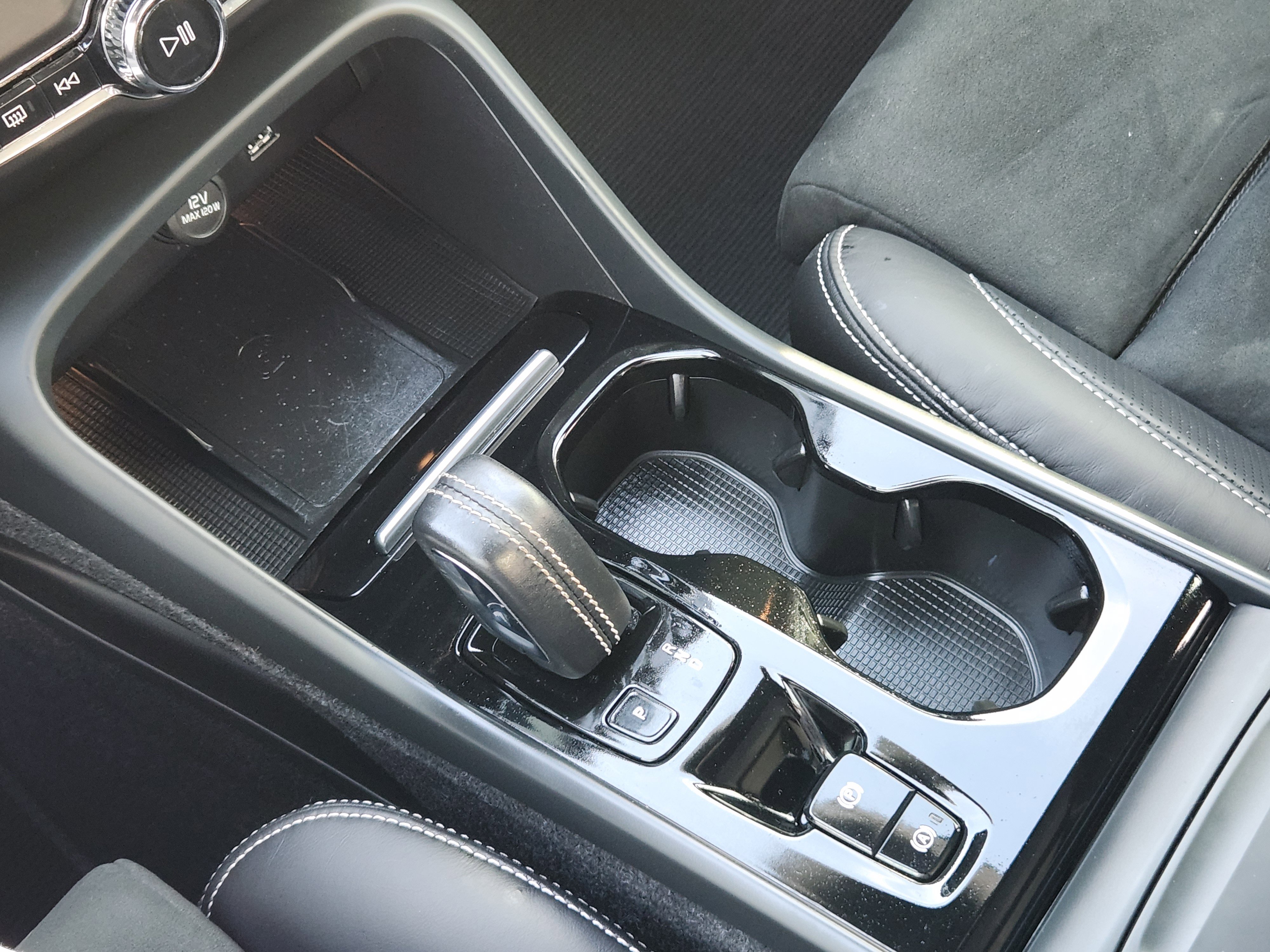 Used 2020 Volvo XC40 T5 R-Design w/ Protection Package Premier image 23