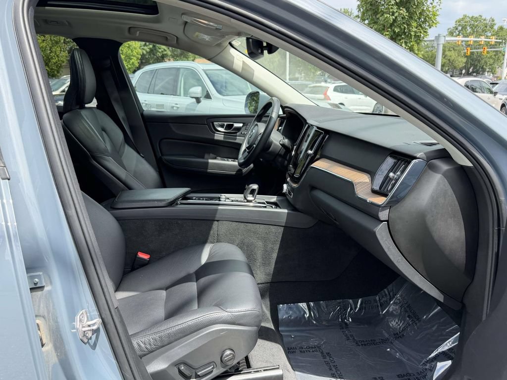 Used 2022 Volvo XC60 B5 Momentum w/ Climate Package AWD/4WD image 12