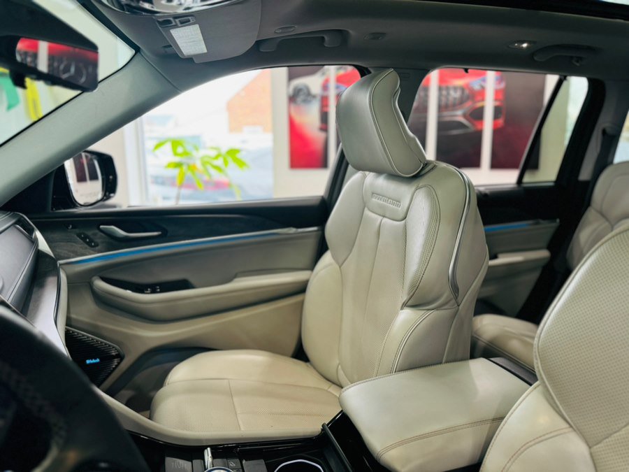 Used 2022 Jeep Grand Cherokee Overland w/ Adv Protech Group III image 16