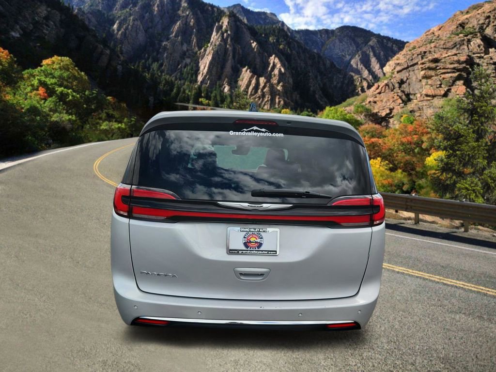 Used 2024 Chrysler Pacifica Touring-L FWD image 4