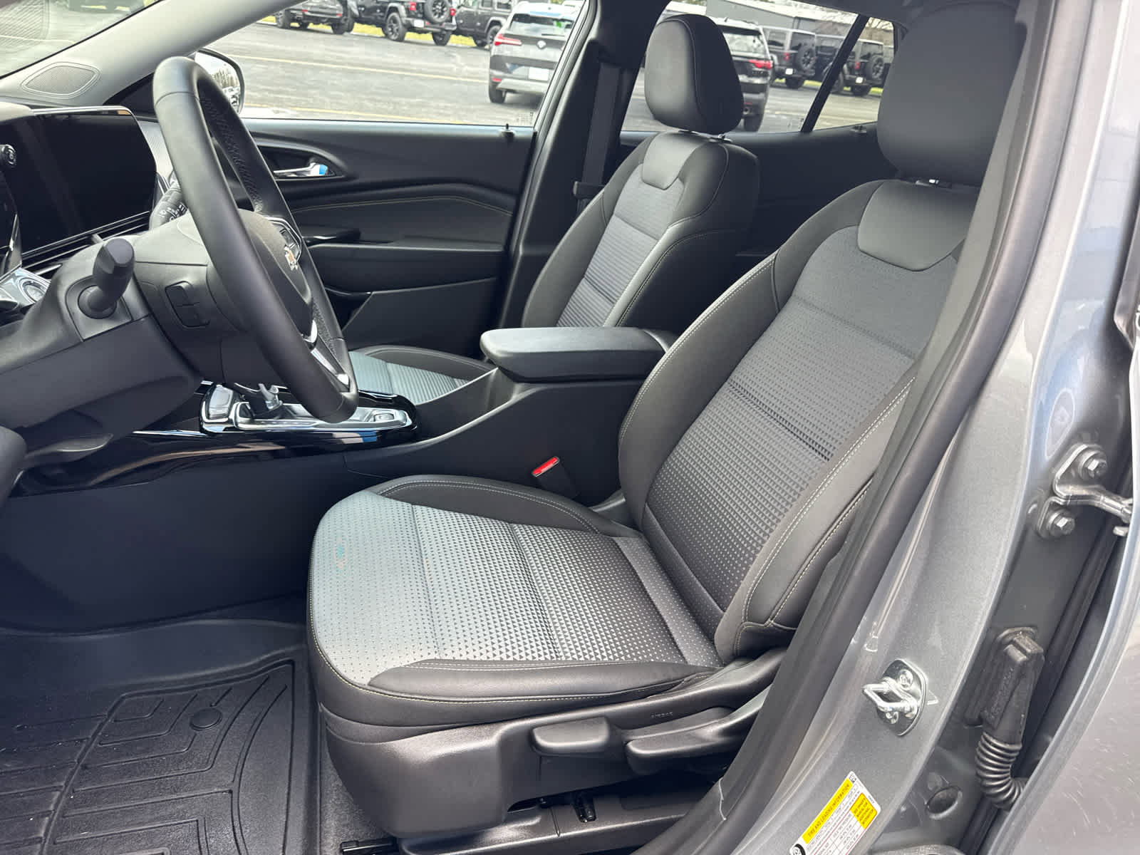 Used 2025 Chevrolet Trax LT w/ Driver Confidence Package FWD image 18