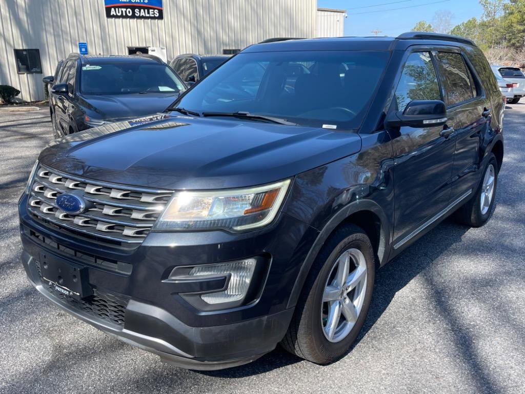 Used 2017 Ford Explorer XLT w/ Equipment Group 201A AWD/4WD image 3