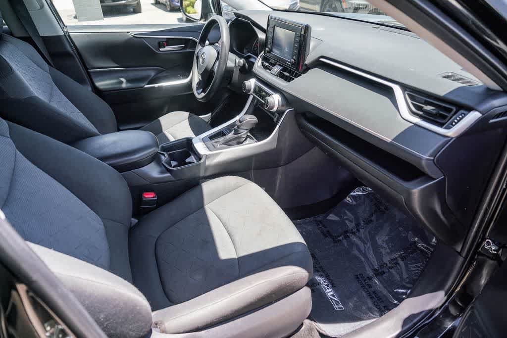 Used 2020 Toyota RAV4 XLE w/ Carpet Mat Package FWD image 15