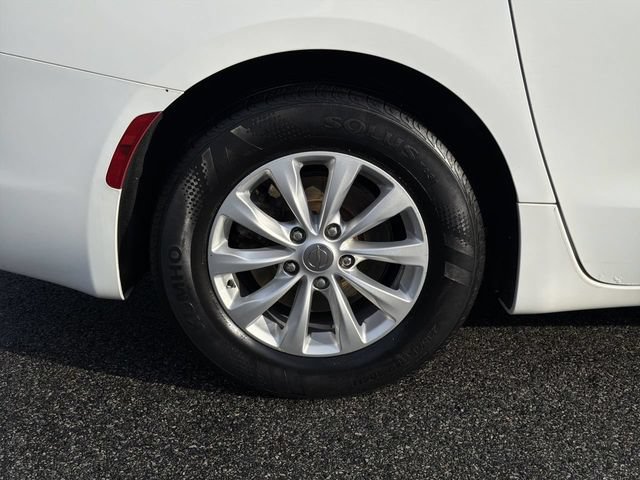 Used 2017 Chrysler Pacifica Touring w/ Tire & Wheel Group FWD image 12