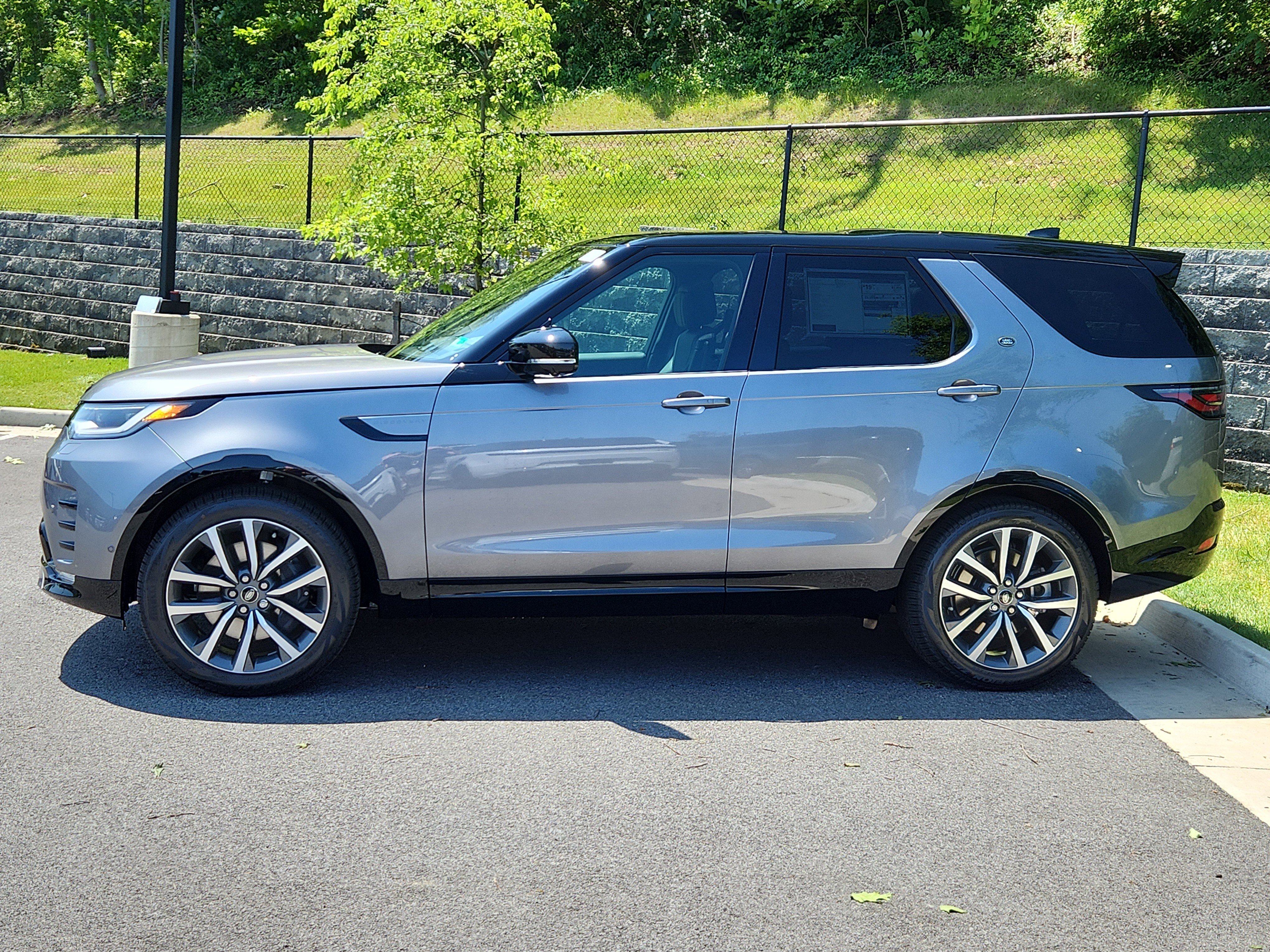 New 2025 Land Rover Discovery Dynamic SE image 6