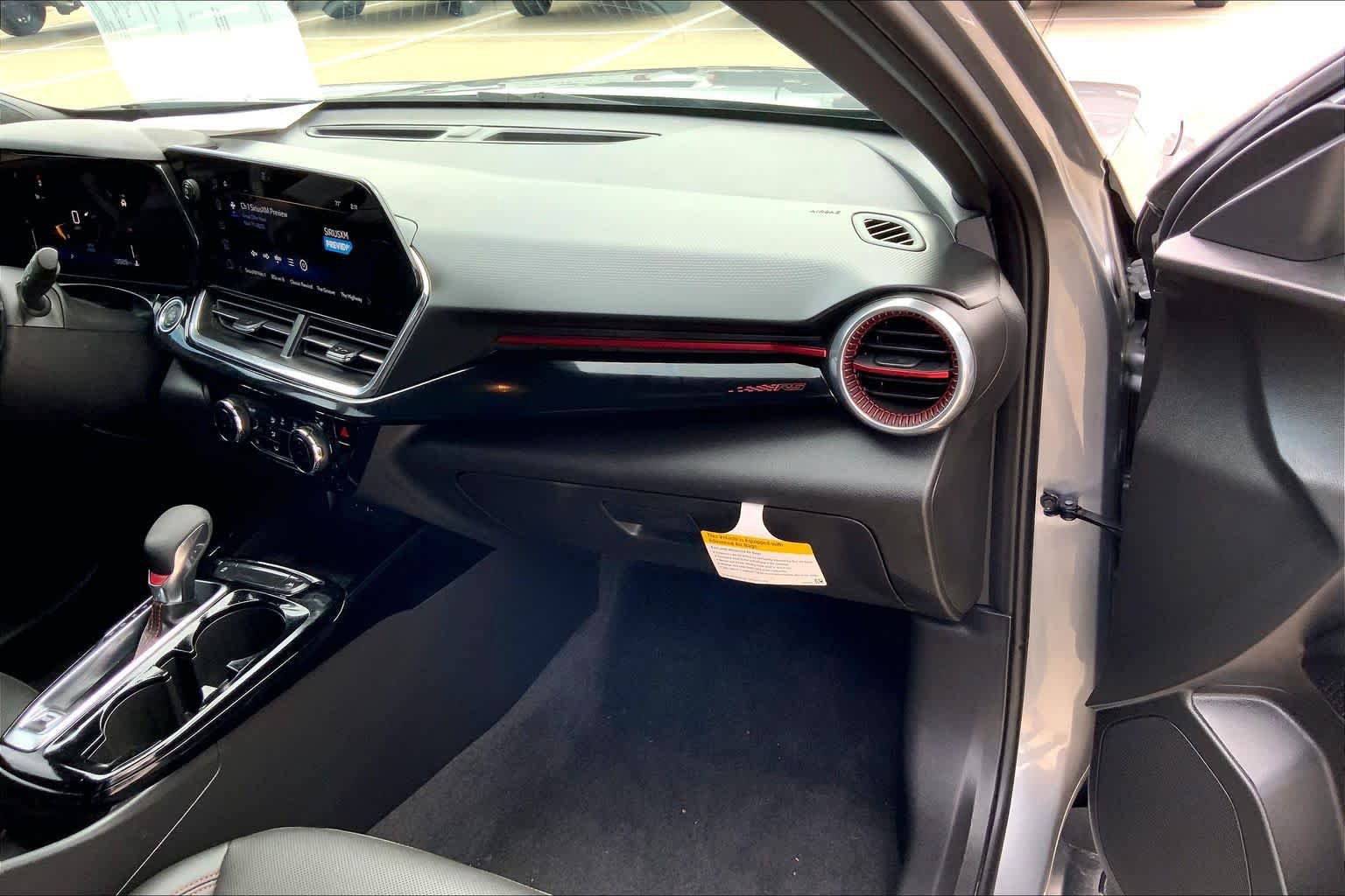 Used 2025 Chevrolet Trax RS w/ Sunroof Package FWD image 19