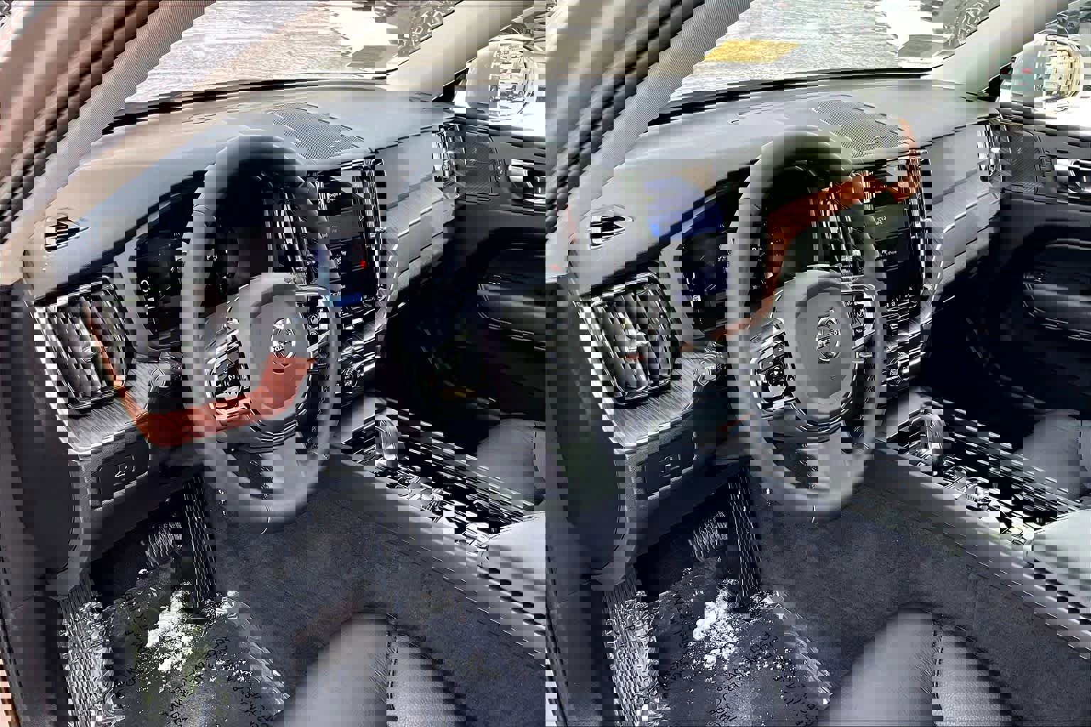 Certified 2023 Volvo XC60 B5 Plus image 16