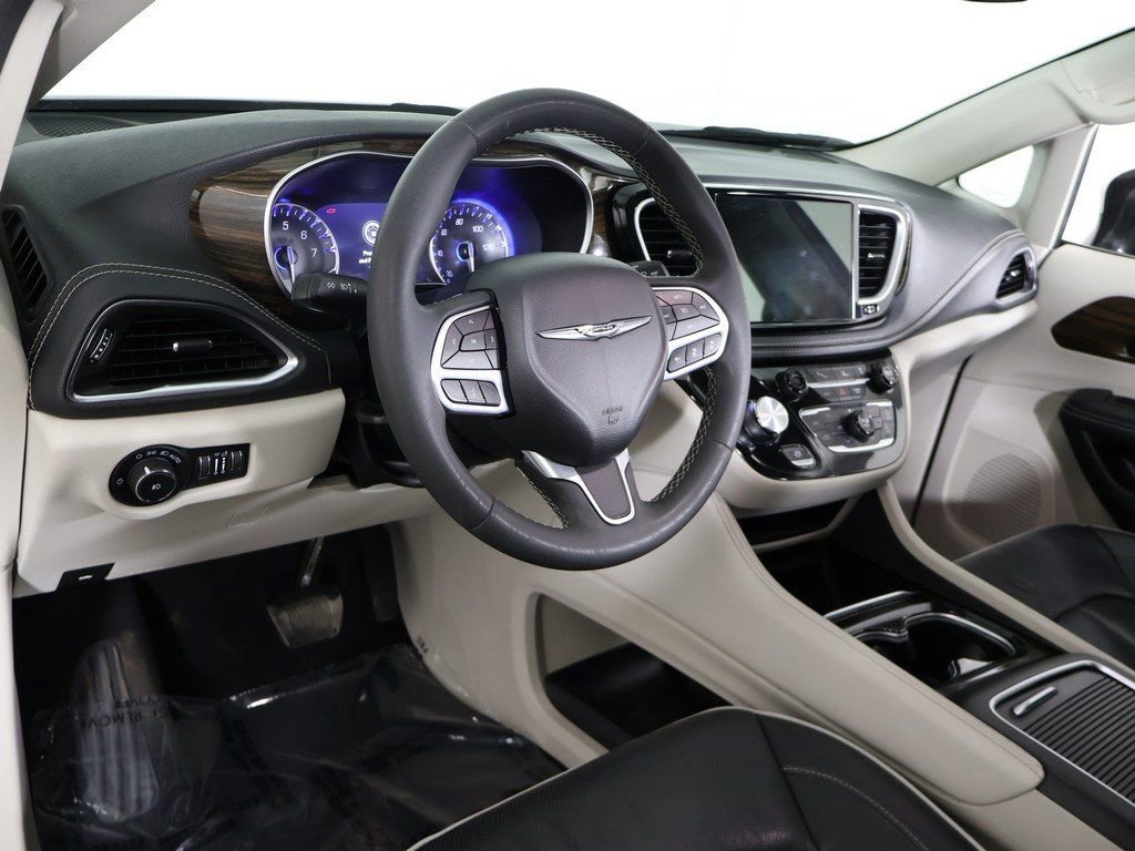 Used 2023 Chrysler Pacifica Limited image 32