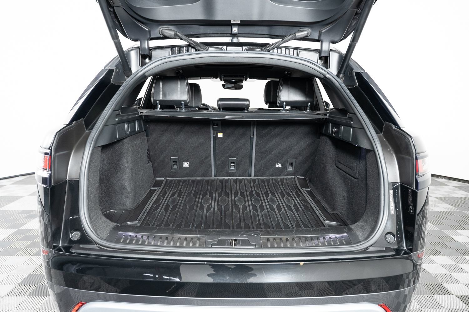 Used 2018 Land Rover Range Rover Velar R-Dynamic SE image 20