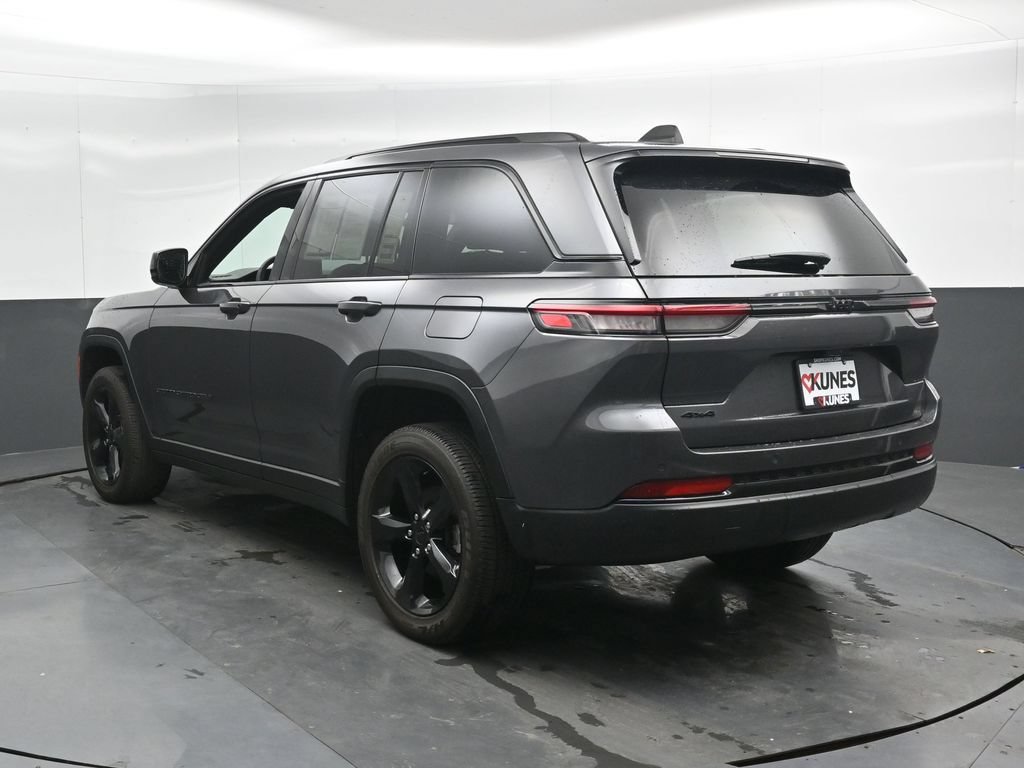Used 2025 Jeep Grand Cherokee Altitude AWD/4WD image 9