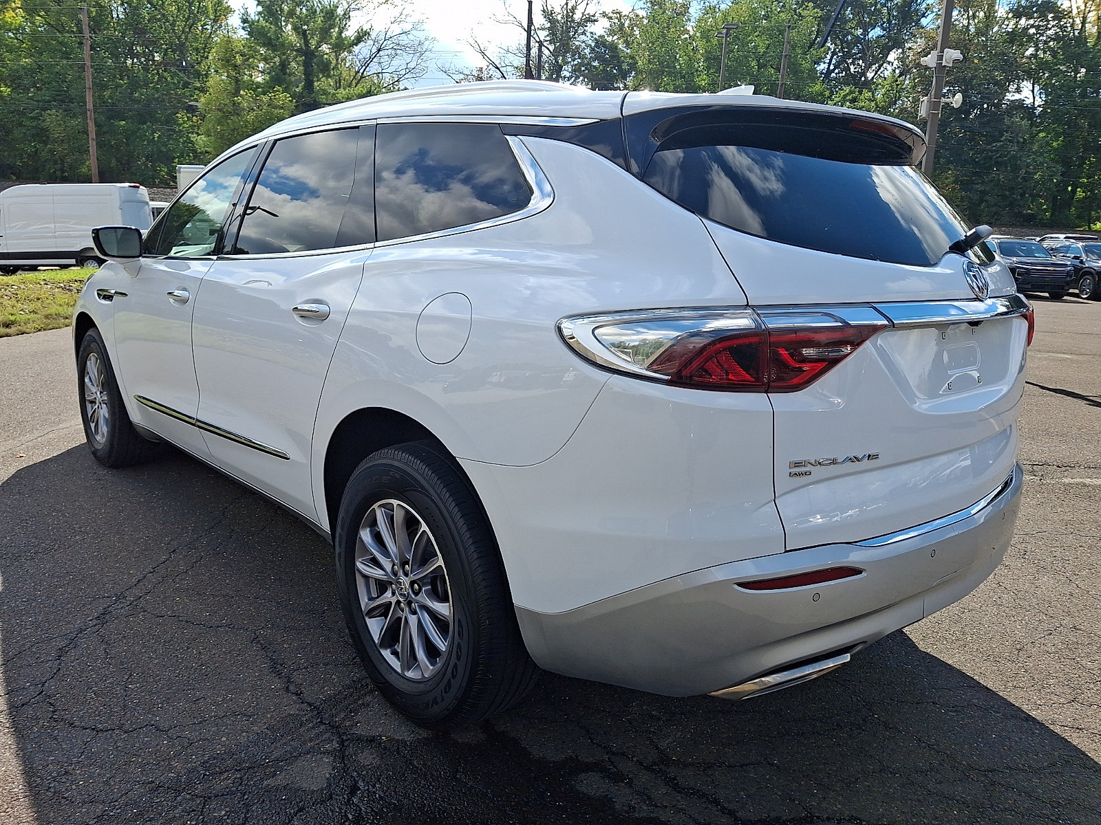 Used 2023 Buick Enclave Essence AWD/4WD image 4