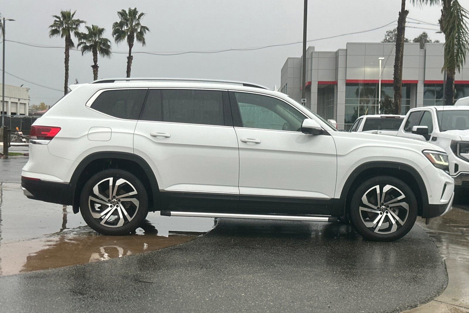 Used 2021 Volkswagen Atlas SEL Premium image 3