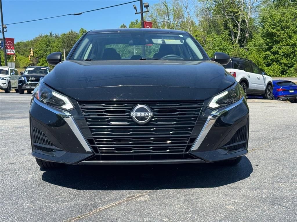 Used 2025 Nissan Altima 2.5 SV FWD image 8