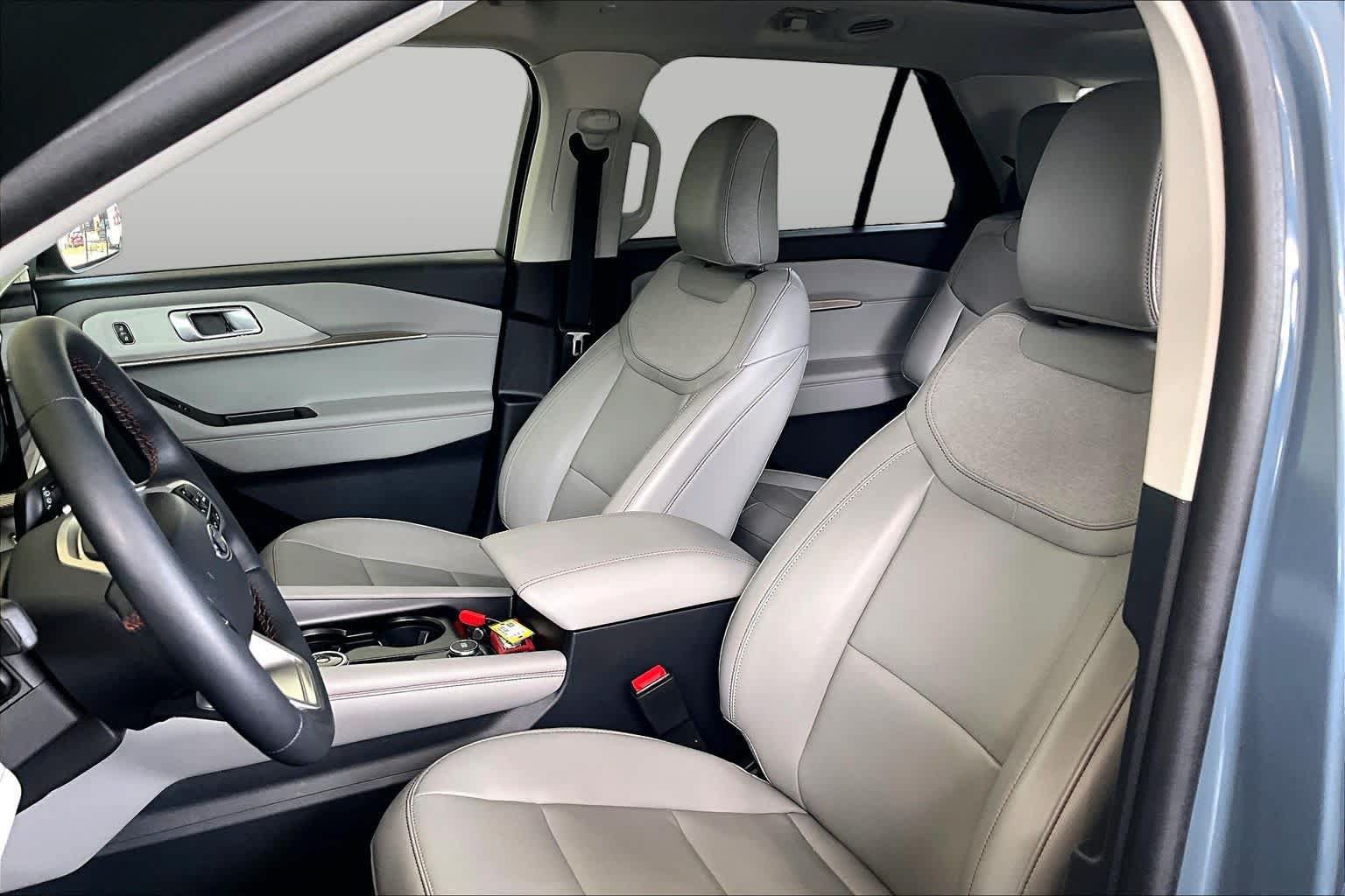 Used 2025 Ford Explorer Active w/ Active Comfort Package AWD/4WD image 8