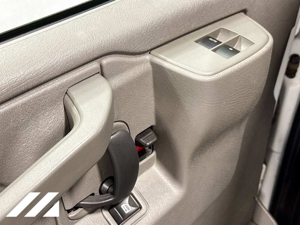Used 2019 Chevrolet Express 2500 Extended RWD image 16