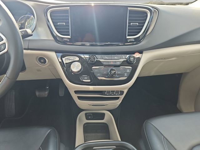 Used 2024 Chrysler Pacifica Touring-L FWD image 11
