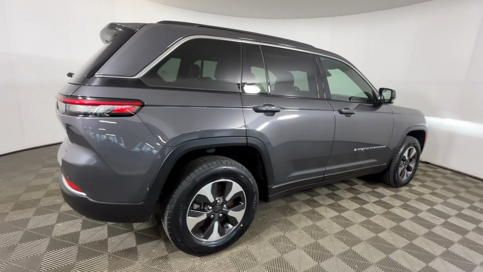 Used 2024 Jeep Grand Cherokee Limited 4xe w/ Trailer Tow Package AWD/4WD image 5