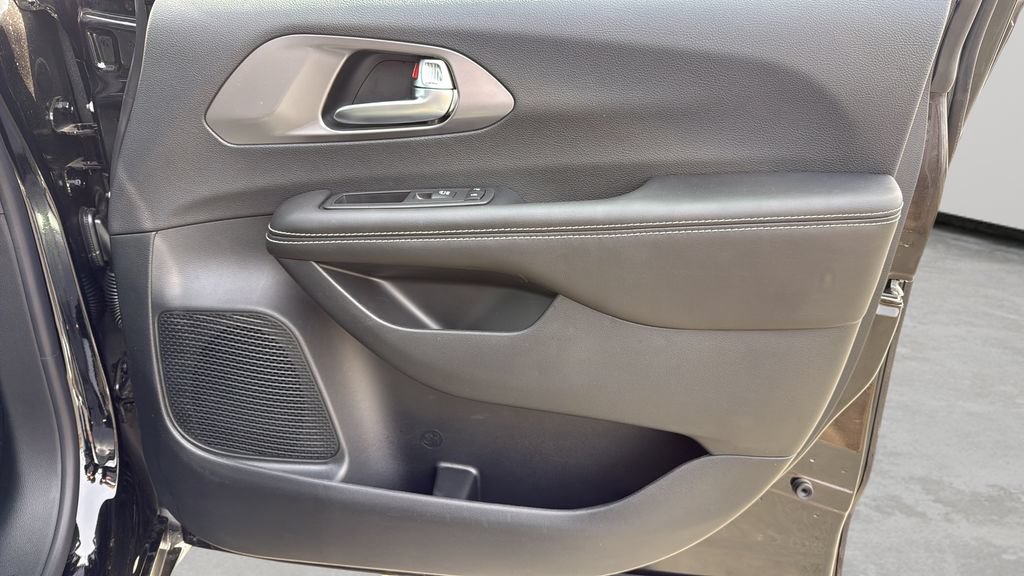 New 2026 Chrysler Pacifica Select AWD/4WD image 9