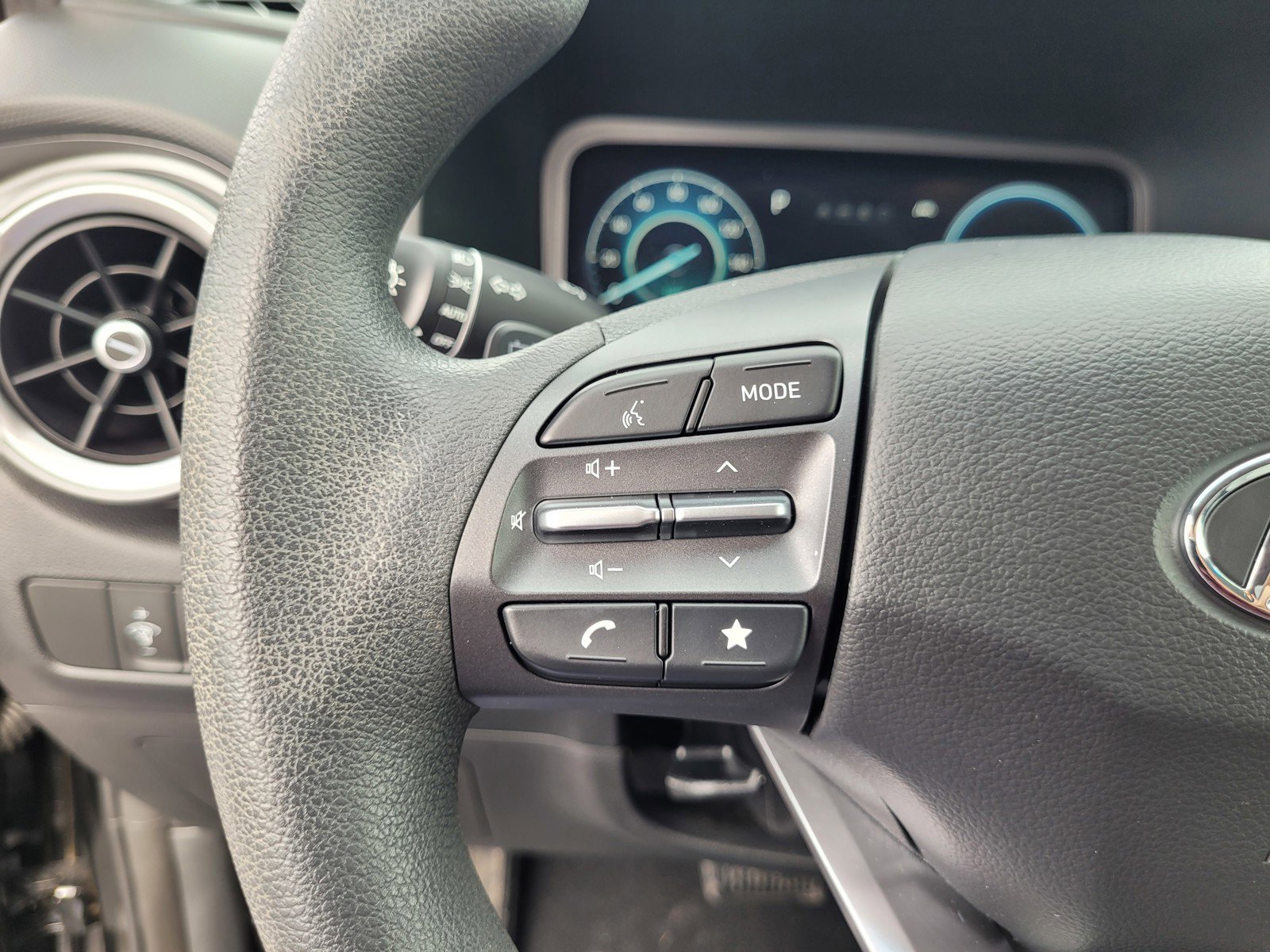 Used 2023 Hyundai Kona SE image 21