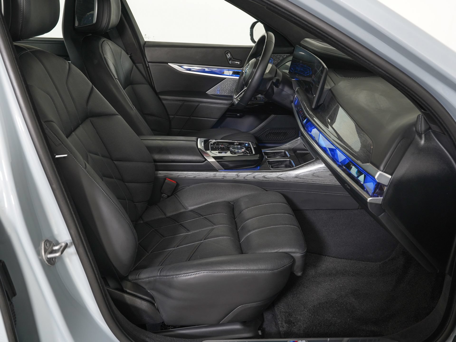 Used 2023 BMW i7 xDrive60 AWD/4WD image 9