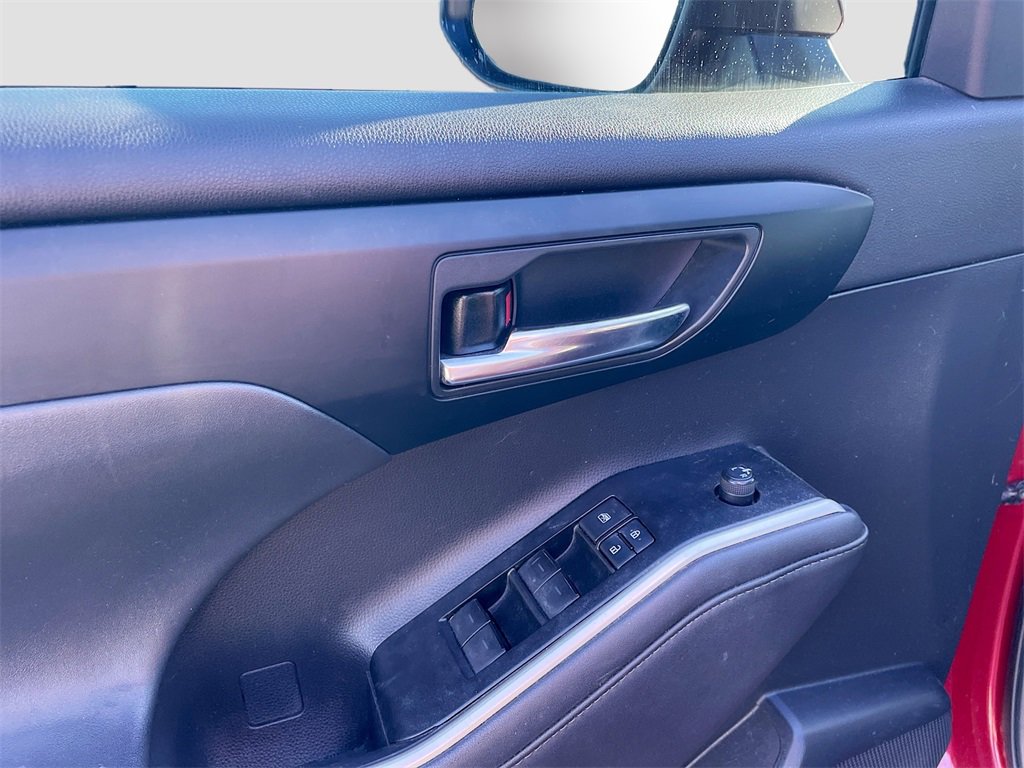 Used 2021 Toyota Highlander XLE image 9