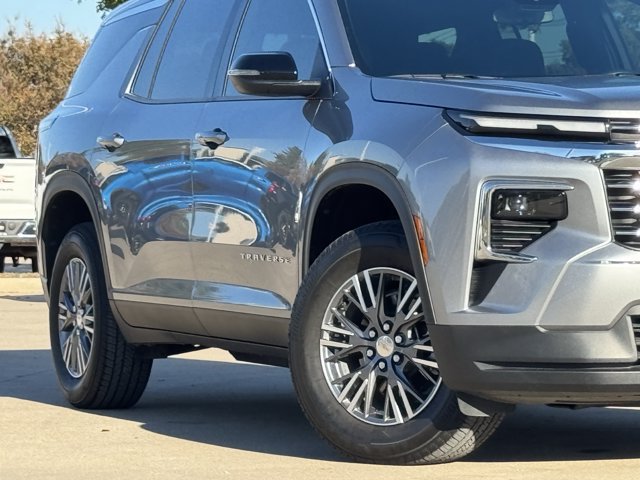 Used 2025 Chevrolet Traverse LT FWD image 3