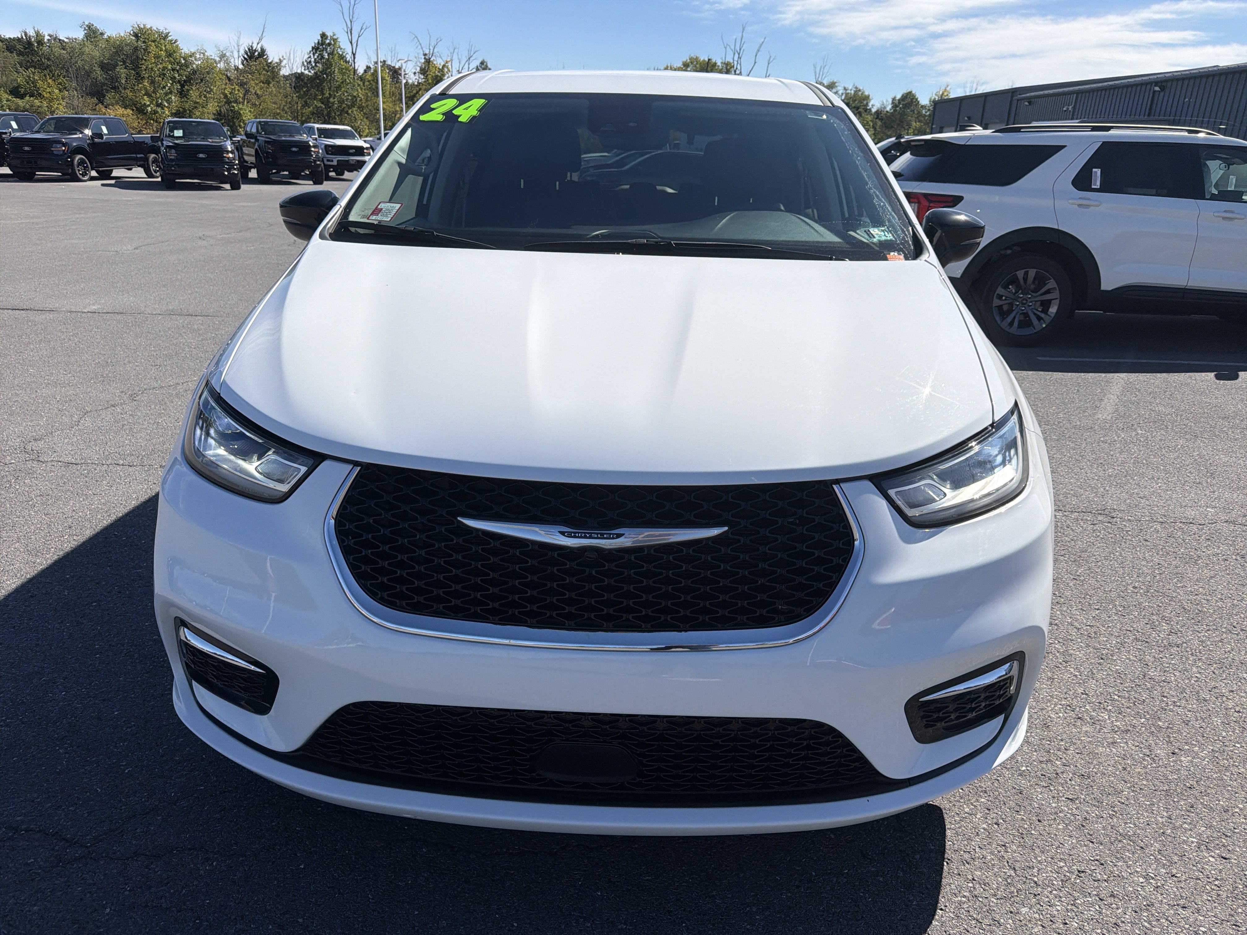 Used 2024 Chrysler Pacifica Limited FWD image 9