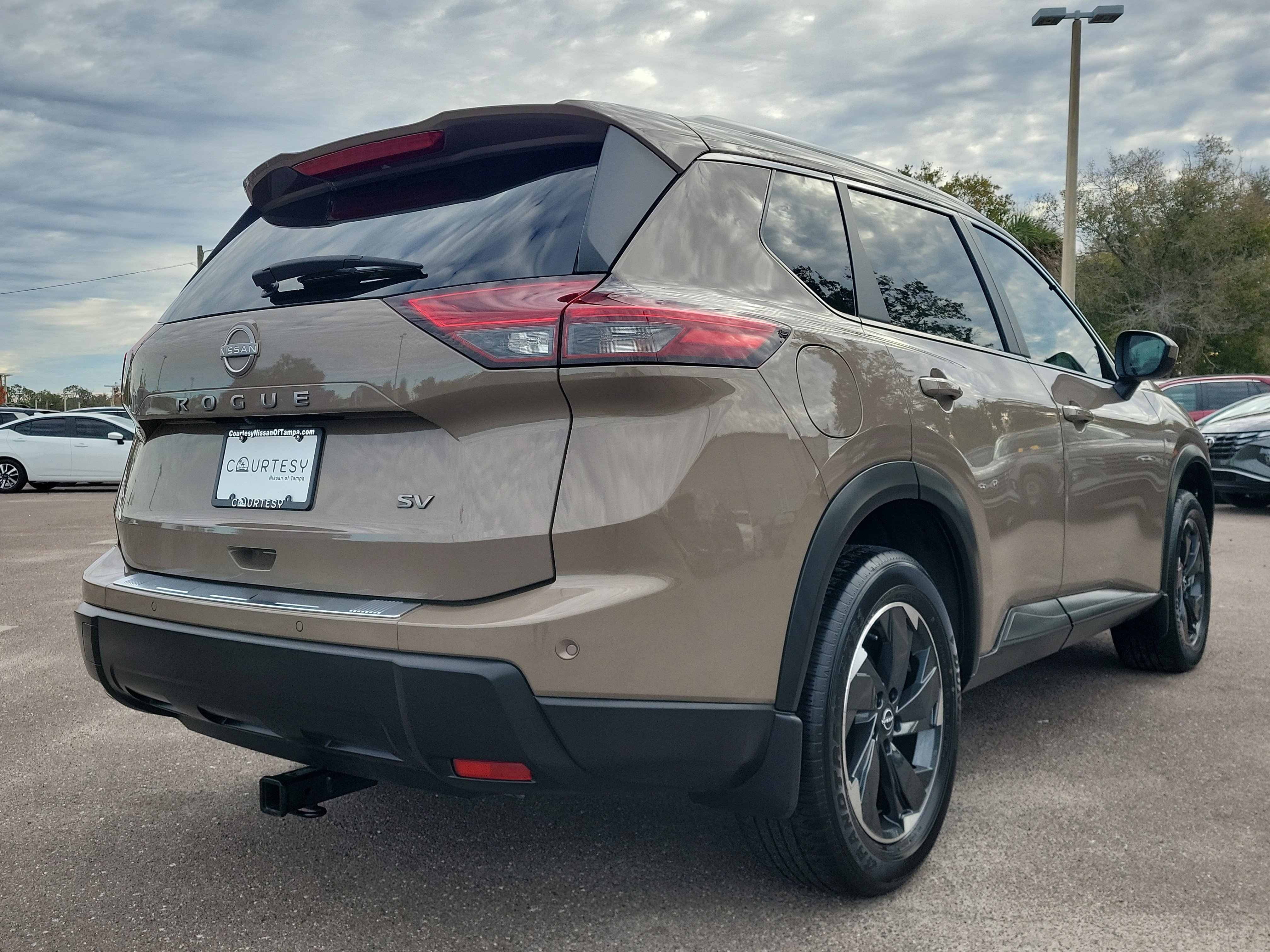 Used 2024 Nissan Rogue SV w/ SV Premium Package image 5