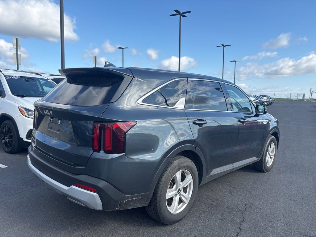 Used 2024 Kia Sorento LX image 2