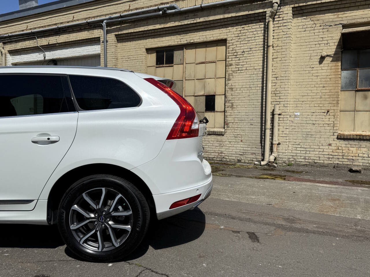Used 2017 Volvo XC60 T6 Dynamic w/ Preferred Option Package AWD/4WD image 21
